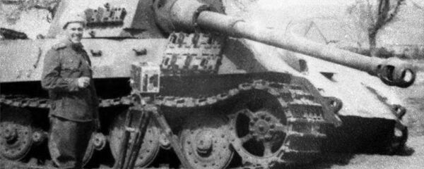 Великая Отечественная война 1941—1945 гг. Советский воин фотографируется на фоне подбитого немецкого танка Тигр. - Sputnik Южная Осетия