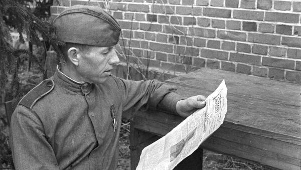 Боец читает газету. Второй Белорусский фронт. - Sputnik Южная Осетия
