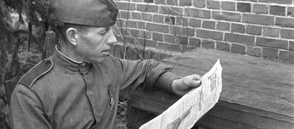 Боец читает газету. Второй Белорусский фронт. Боец читает газету. Второй Белорусский фронт. - Sputnik Южная Осетия