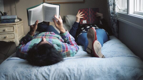 Парень и девушка читают книгу - Sputnik Южная Осетия