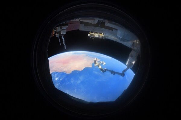Снимок Земли через иллюминатор, сделанный на МКС космонавтом Антоном Шкаплеровым - Sputnik Южная Осетия