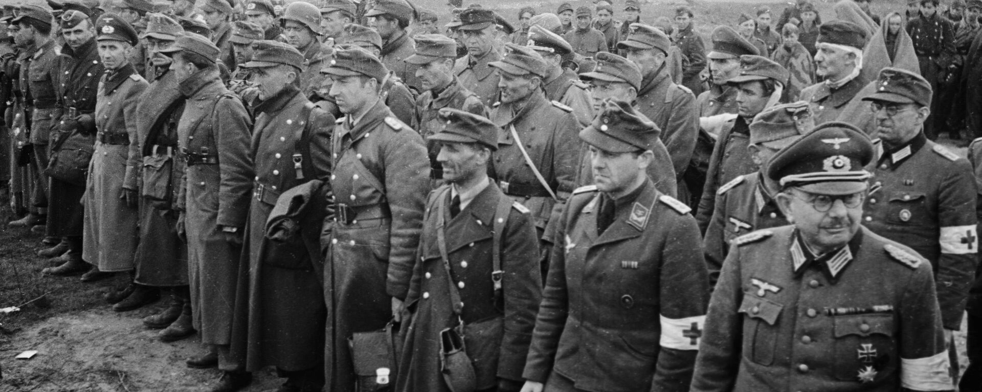 Гитлеровские воины взяты в плен в пригороде Берлина - Sputnik Южная Осетия, 1920, 23.04.2025