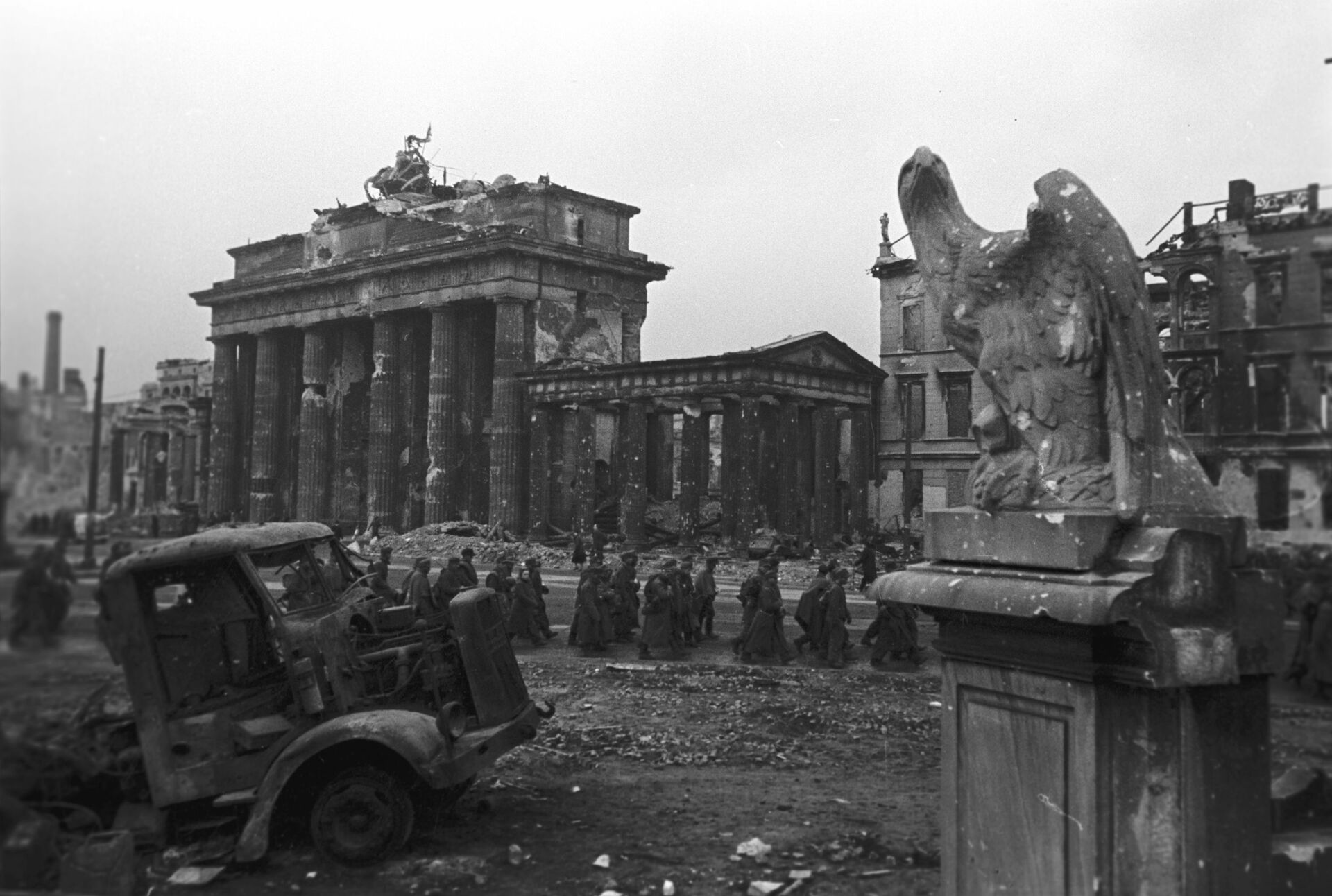 Колонна пленных немецких солдат у Бранденбургских ворот 2 мая 1945 года Колонна пленных немецких солдат у Бранденбургских ворот 2 мая 1945 года - Sputnik Южная Осетия, 1920, 02.05.2025