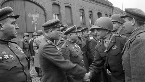 Германия, Торгау. Встреча на Эльбе советских и американских солдат в апреле 1945 года.