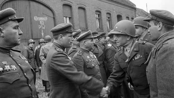 Германия, Торгау. Встреча на Эльбе советских и американских солдат в апреле 1945 года. - Sputnik Южная Осетия