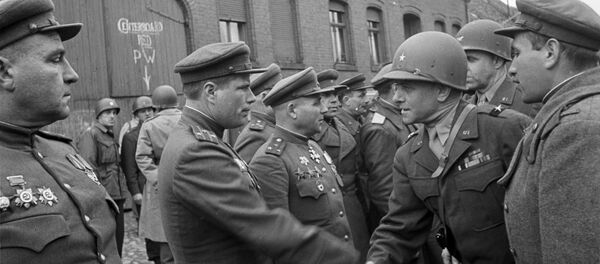 Германия, Торгау. Встреча на Эльбе советских и американских солдат в апреле 1945 года. Германия, Торгау. Встреча на Эльбе советских и американских солдат в апреле 1945 года. - Sputnik Южная Осетия