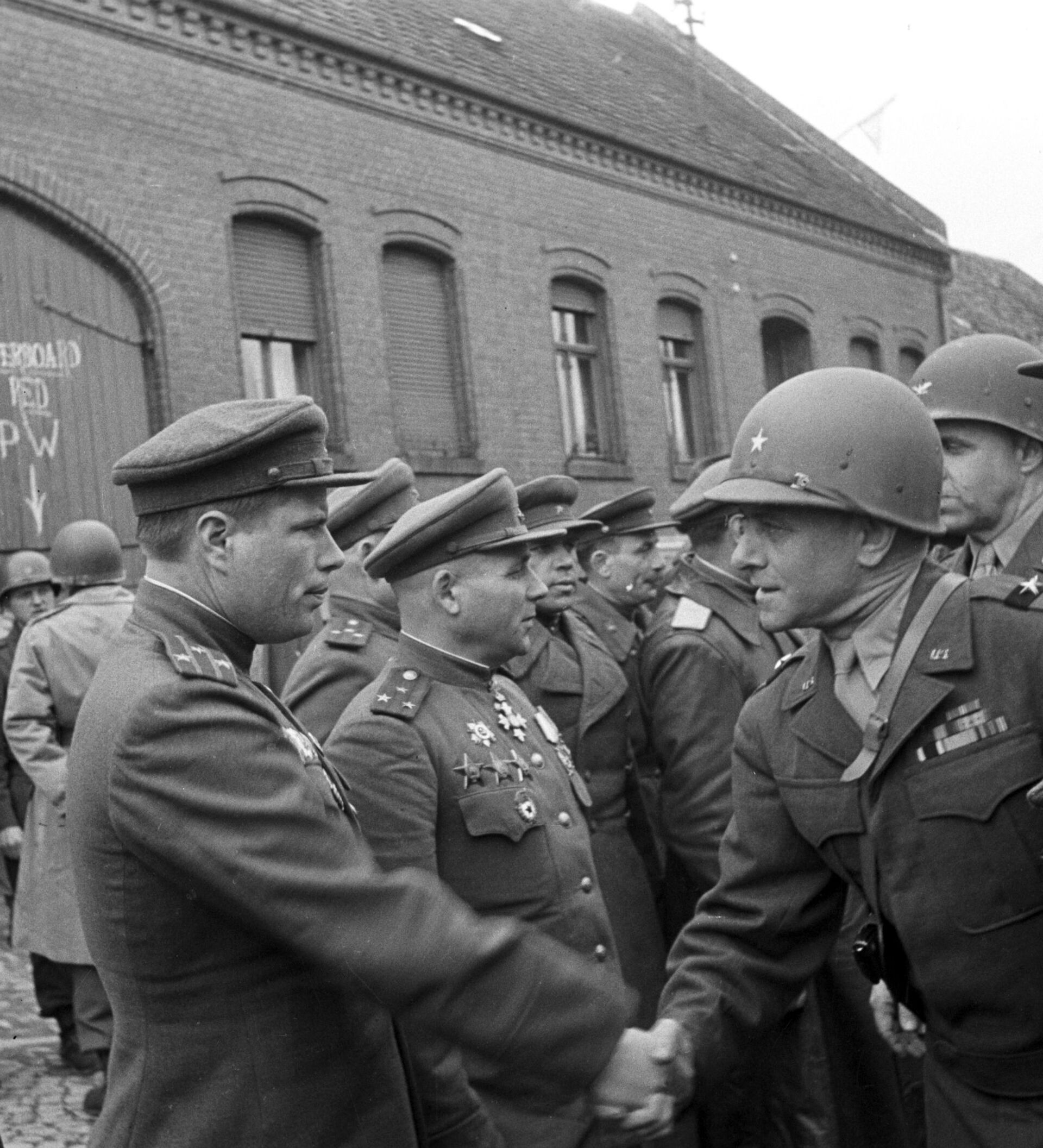 25 апреля 1945 г. Встреча союзников на Эльбе (25 апреля 1945. Встреча на Эльбе 1945 год. Встреча советских и американских войск на Эльбе в 1945. Солдаты СССР И США встреча на Эльбе.