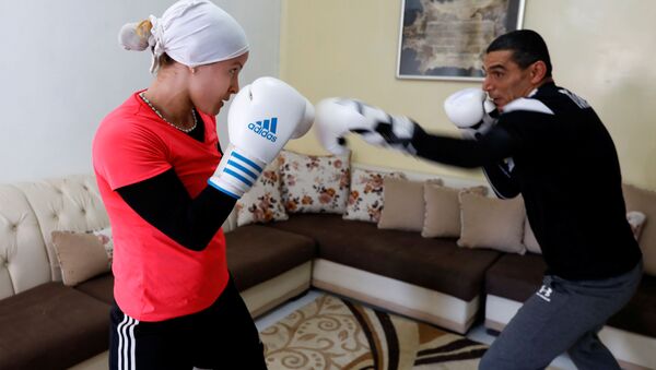 Спортсменка Марием Хомрани во время тренировки дома во время самоизоляции в Тунисе - Sputnik Южная Осетия