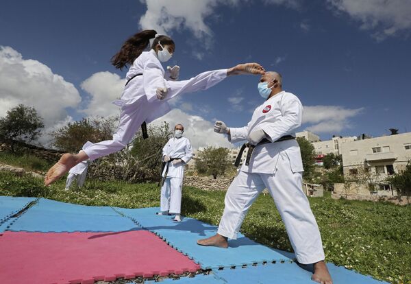 Палестинская чемпионка по карате во время тренировки со своим отцом дома в Хевроне - Sputnik Южная Осетия
