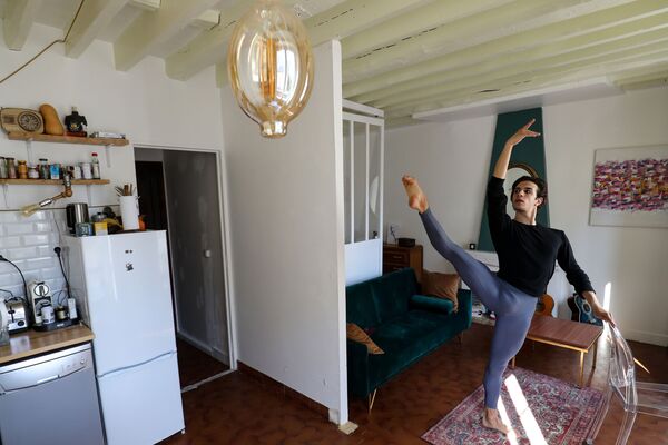 Итальянский танцор балета Парижской оперы Франческо Мура во время тренировки дома в Париже - Sputnik Южная Осетия