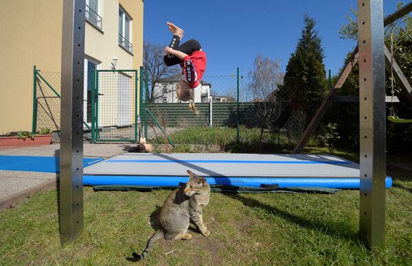 Гимнастка Феня Лоренц во время домашней тренировки на самоизоляции - Sputnik Южная Осетия