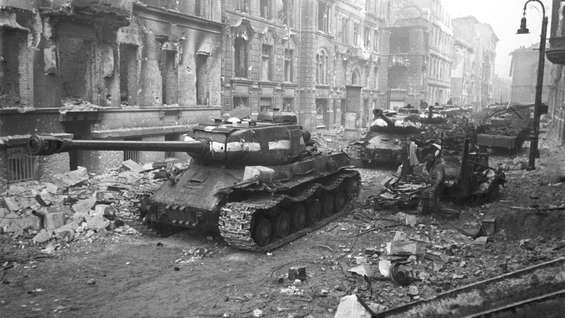 Великая Отечественная война. 1941-1945 гг. Советские танки на улицах Берлина. Великая Отечественная война. 1941-1945 гг. Советские танки на улицах Берлина. - Sputnik Южная Осетия, 1920, 29.04.2025