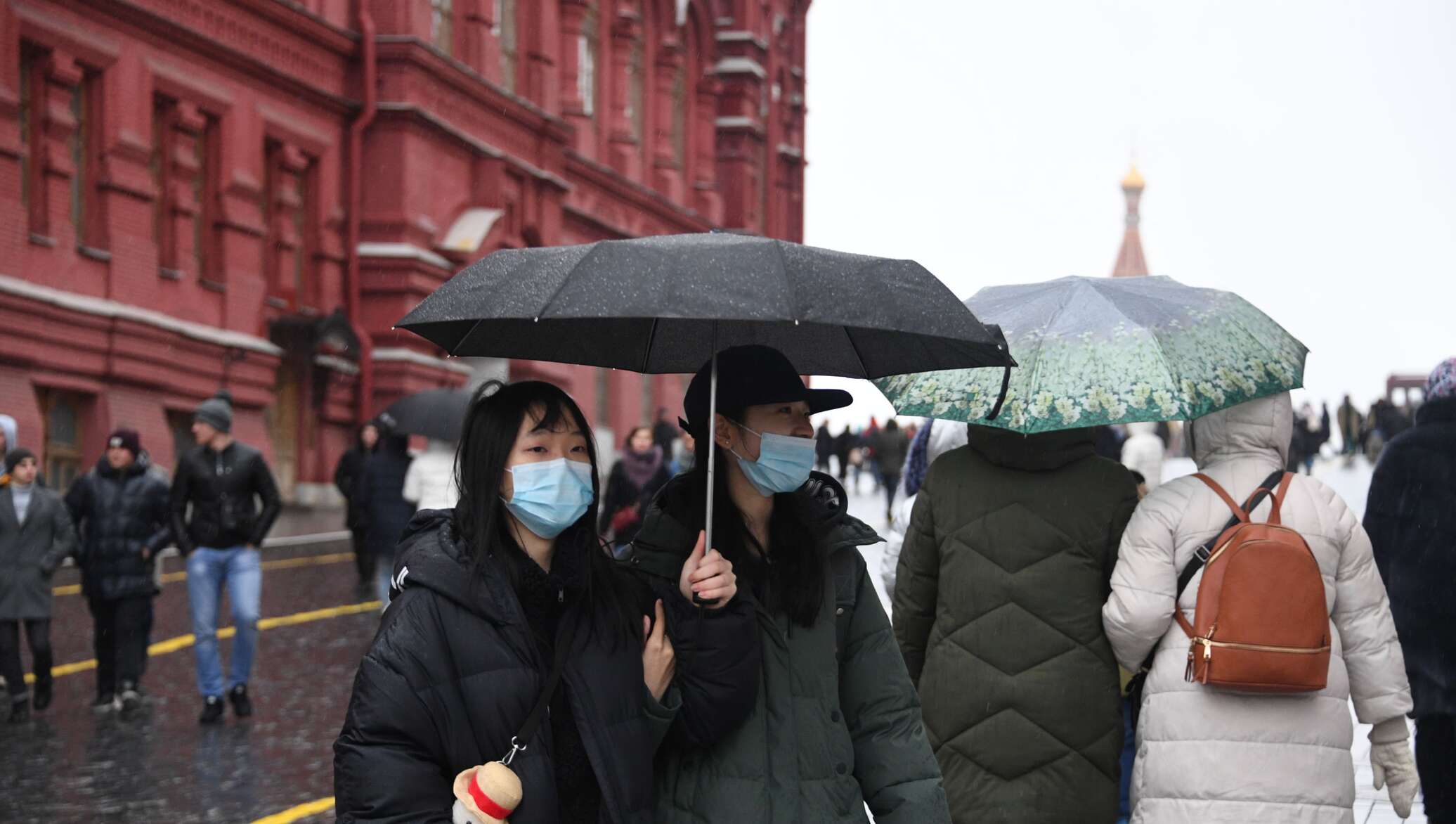 Пойду китайцам. Китайцы в Москве. Иностранные туристы в России. Китайцы в России. Иностранцы в Китае.