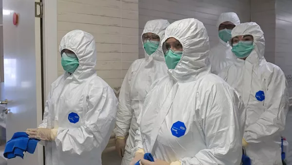 Медики в больнице для пациентов с коронавирусом 