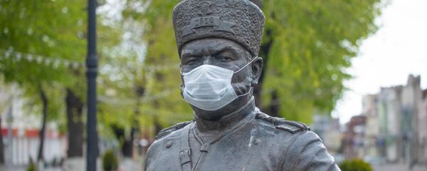 Памятник Сека Гадиеву в медицинской маске во Владикавказе - Sputnik Южная Осетия