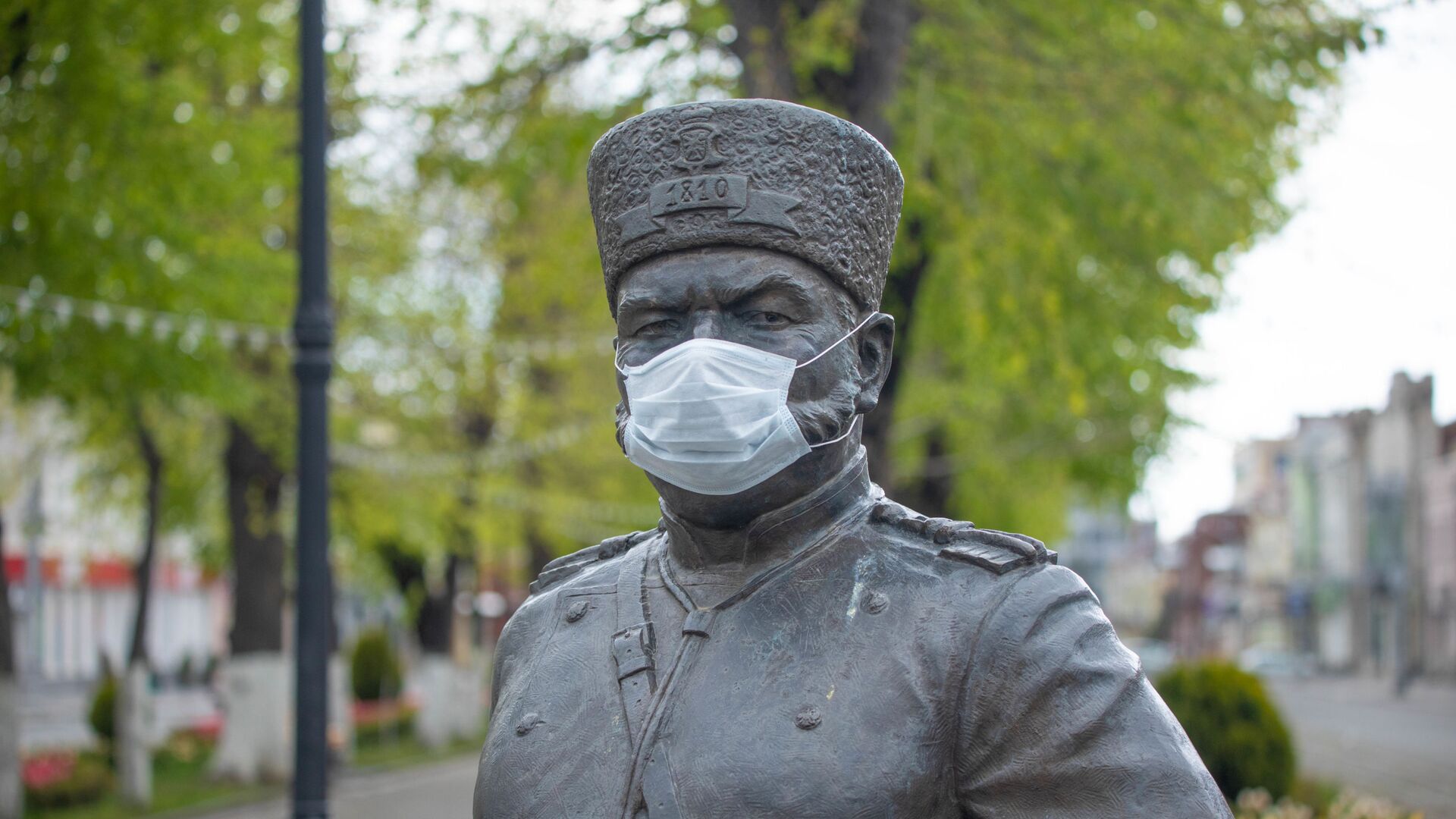 Памятник Сека Гадиеву в медицинской маске во Владикавказе - Sputnik Южная Осетия, 1920, 05.07.2022
