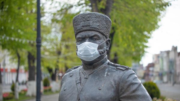 Памятник Сека Гадиеву в медицинской маске во Владикавказе - Sputnik Южная Осетия