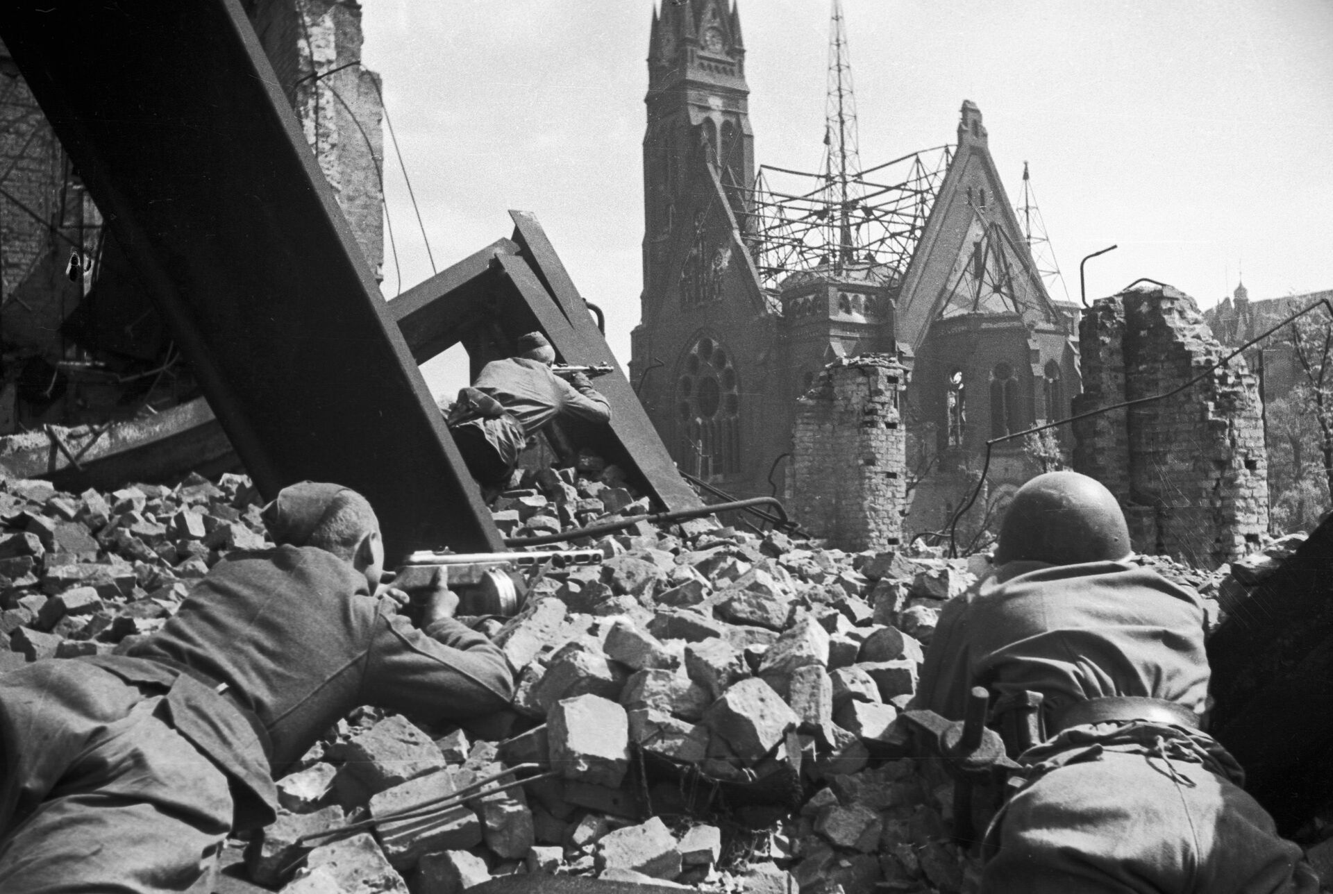 Советские солдаты ведут уличный бой. - Sputnik Южная Осетия, 1920, 02.05.2025