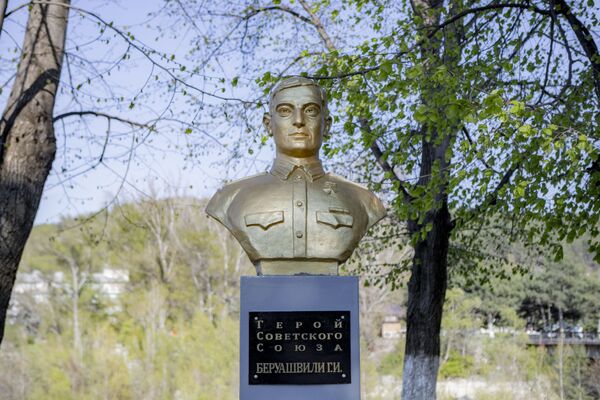 Бюст героя Советского Союза Георгия Беруашвили - Sputnik Южная Осетия