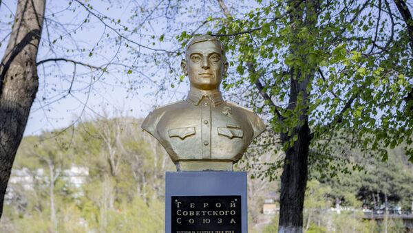 Бюст героя Советского Союза Георгия Беруашвили - Sputnik Южная Осетия