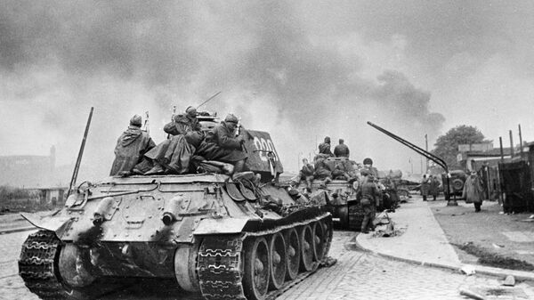 Советские бойцы на танках в Берлине. - Sputnik Южная Осетия