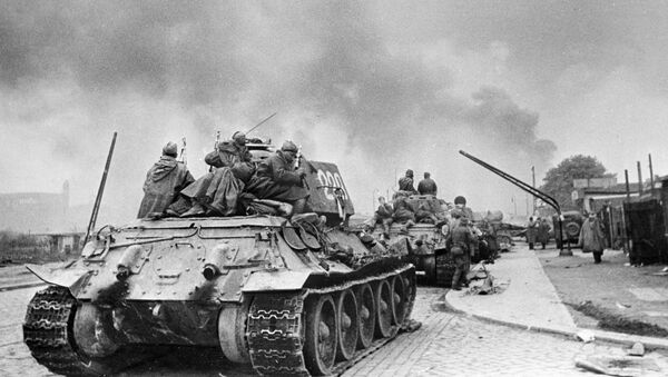 Советские бойцы на танках в Берлине. - Sputnik Южная Осетия