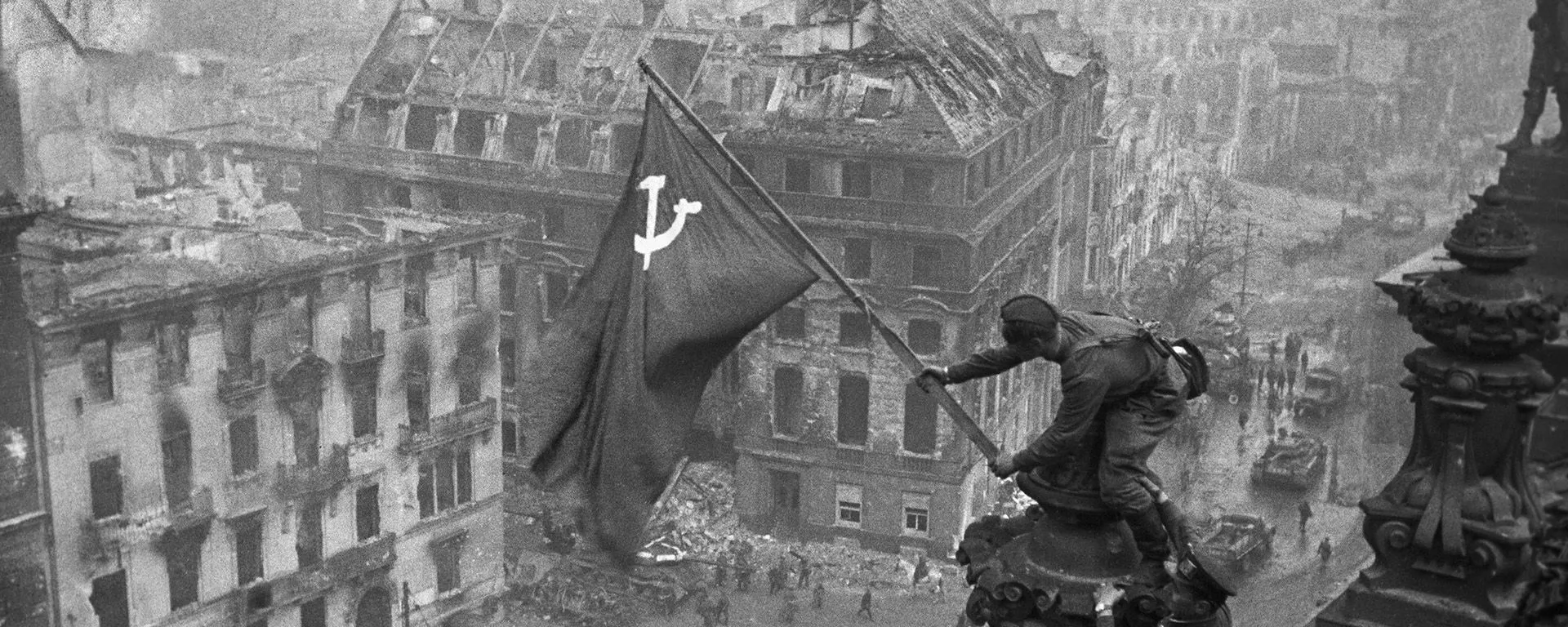 поднятие флага над рейхстагом фото
