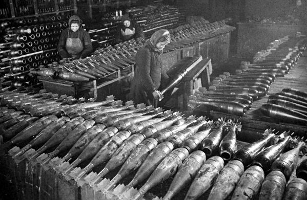 Женщины делают мины на московском заводе. 1942 год - Sputnik Южная Осетия