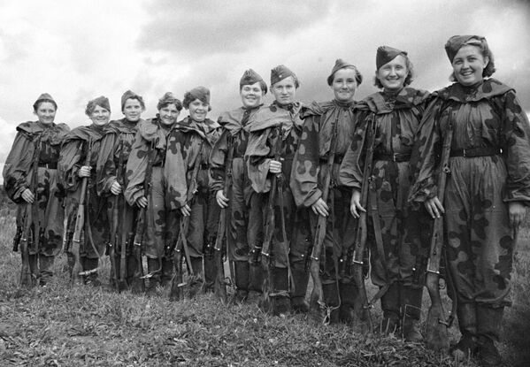 Группа девушек-снайперов, добровольцев Красной Армии - Sputnik Южная Осетия