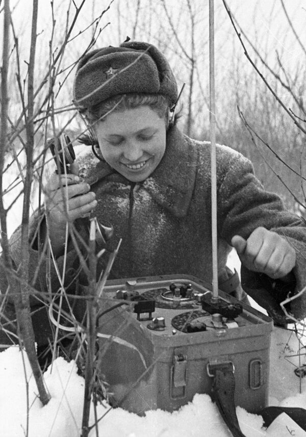 Девушка-связистка у полевого телефона в годы ВОВ - Sputnik Южная Осетия