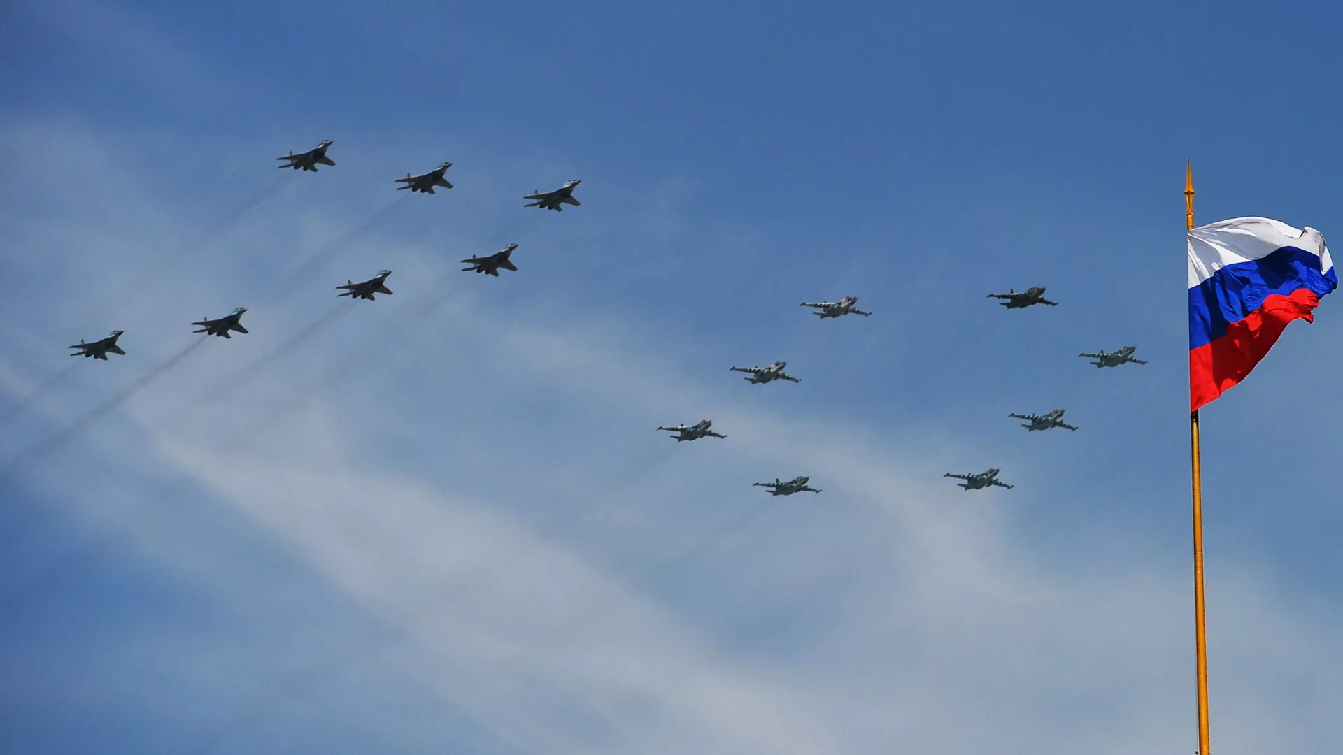Многоцелевые истребители МиГ-29 и штурмовики Су-25 во время военного парада в ознаменование 70-летия Победы в Великой Отечественной войне 1941-1945 годов Многоцелевые истребители МиГ-29 и штурмовики Су-25 во время военного парада в ознаменование 70-летия Победы в Великой Отечественной войне 1941-1945 годов - Sputnik Южная Осетия, 1920, 18.12.2021