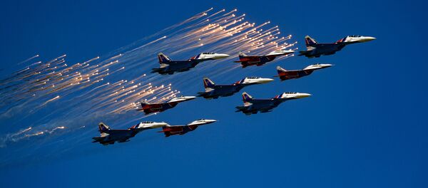 Су-30СМ пилотажной группы Русские Витязи и МиГ-29 пилотажной группы Стрижи во время Парада Победы  Су-30СМ пилотажной группы Русские Витязи и МиГ-29 пилотажной группы Стрижи во время Парада Победы  - Sputnik Южная Осетия