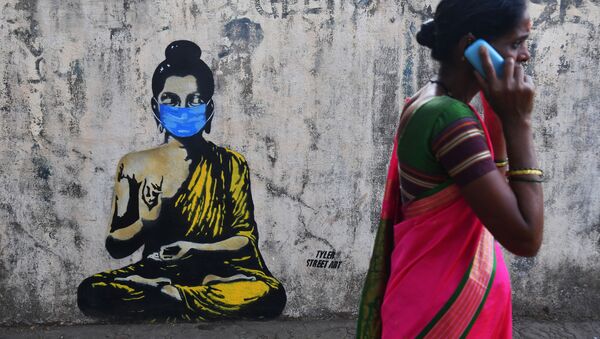 Будда в защитной маске на граффити в Мумбае - Sputnik Южная Осетия