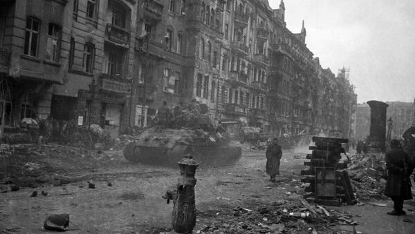 Советский танк с десантом на броне движется по разрушенному немецкому городу. - Sputnik Южная Осетия