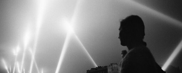 Лучи прожекторов войск ПВО освещают небо Москвы Лучи прожекторов войск ПВО освещают небо Москвы - Sputnik Южная Осетия