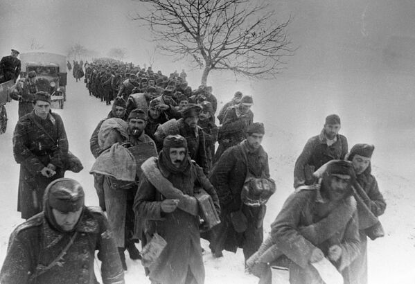 Взятые советскими войсками пленные направляются в тыл, 2-й Украинский фронт - Sputnik Южная Осетия