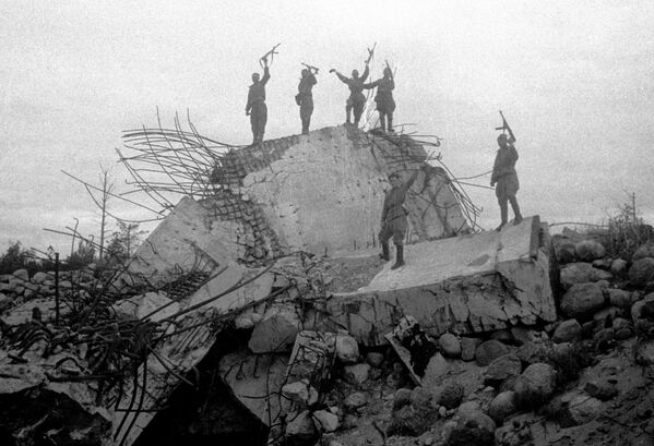 Красноармейцы на обломках одного из немецких дотов, Ленинградский фронт - Sputnik Южная Осетия