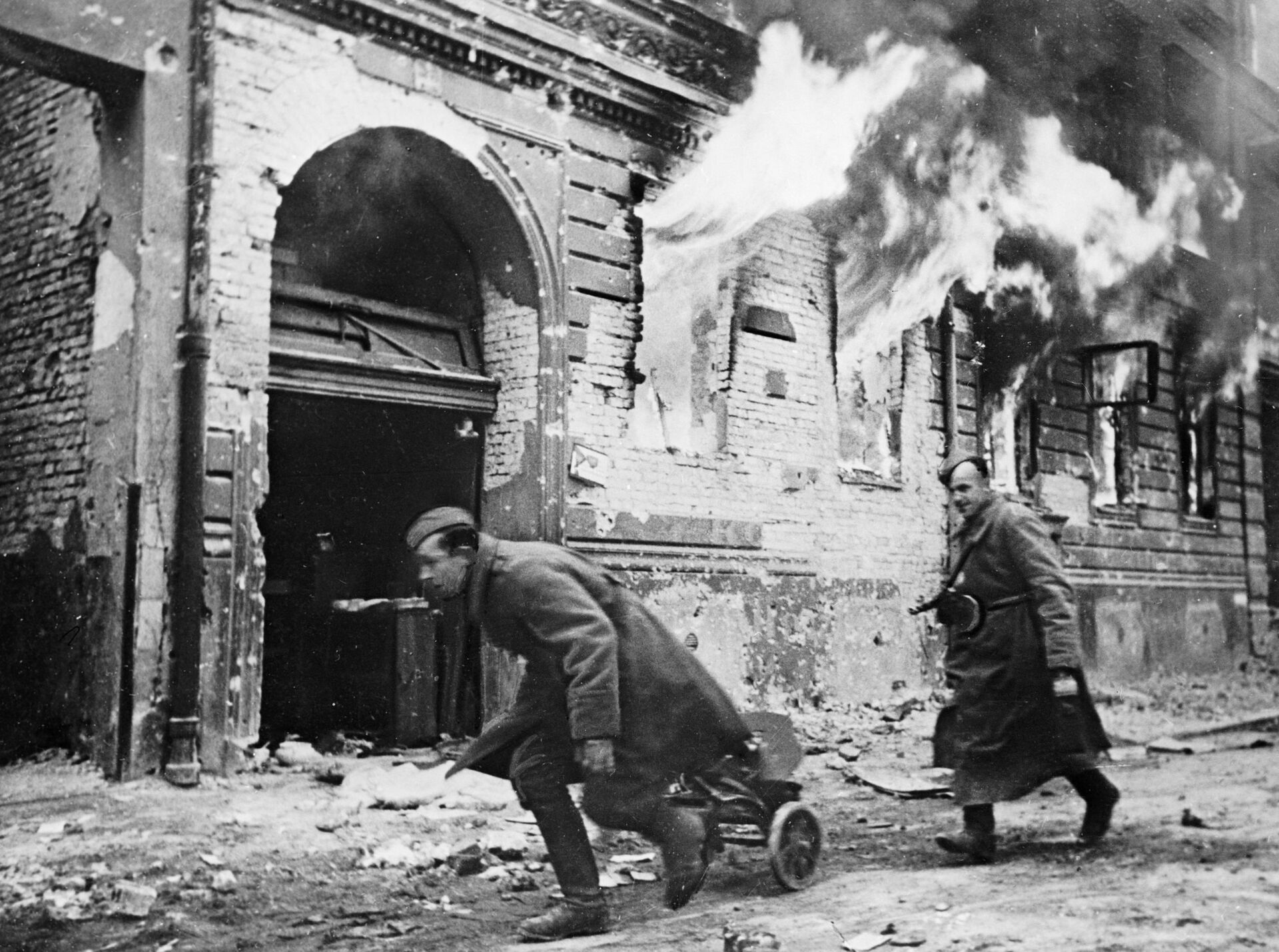 Советские войска в Берлине, 1945 год Советские войска в Берлине, 1945 год - Sputnik Южная Осетия, 1920, 05.05.2025