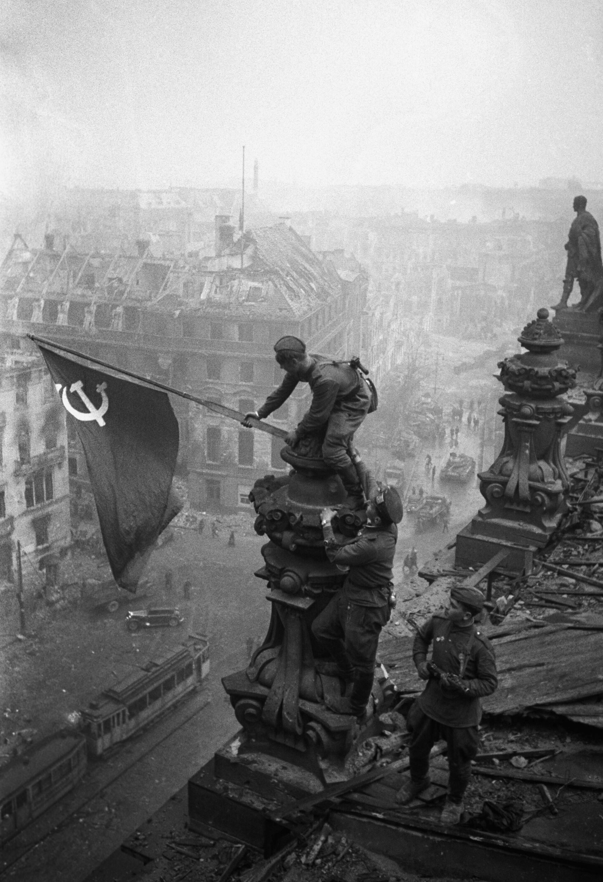 Знамя Победы над Рейхстагом в Берлине, 1945 год - Sputnik Южная Осетия, 1920, 30.04.2022