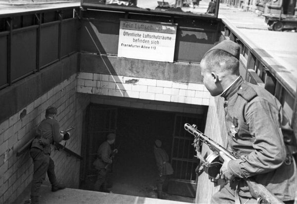 Советские солдаты у входа в метро в Берлине, 1945 год - Sputnik Южная Осетия