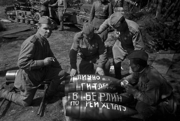 Советские артиллеристы готовятся к штурму Берлина, 1945 год - Sputnik Южная Осетия