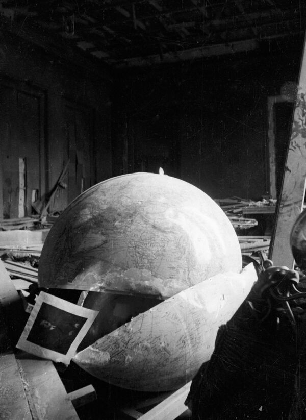 Разрушенный кабинет Адольфа Гитлера, 1945 год - Sputnik Южная Осетия