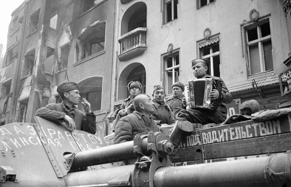 Советские солдаты слушают баян на улицах Берлина, 1945 год - Sputnik Южная Осетия