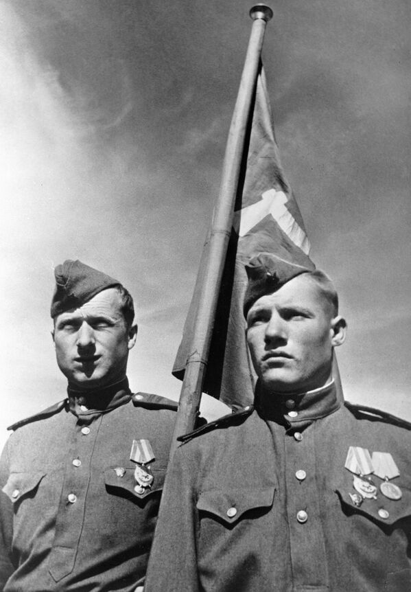 Советские солдаты Михаил Егоров и Мелитон Кантария, водрузившие Знамя победы над берлинским Рейхстагом в мае 1945 года - Sputnik Южная Осетия