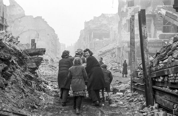 Жители Берлина возвращаются домой по заваленной обломками улице, 1945 год - Sputnik Южная Осетия