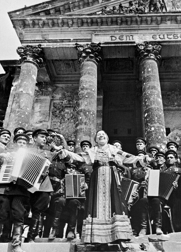Народная артистка РСФСР Лидия Русланова выступает с концертом перед советскими воинами на ступенях Рейхстага, 1945 год - Sputnik Южная Осетия