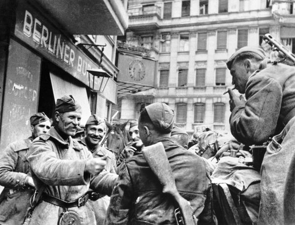 Советские солдаты-освободители празднуют победу в Берлине, 1945 год - Sputnik Южная Осетия