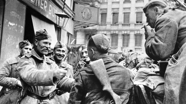 Советские солдаты-освободители празднуют победу в Берлине. Архивное фото - Sputnik Южная Осетия