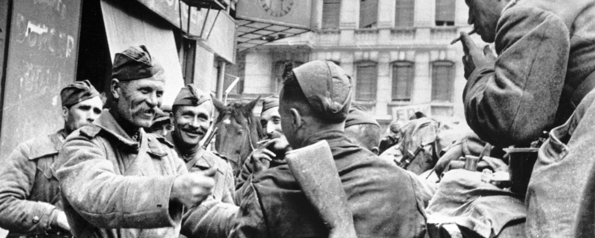 Советские солдаты-освободители празднуют победу в Берлине. Архивное фото Советские солдаты-освободители празднуют победу в Берлине. Архивное фото - Sputnik Южная Осетия, 1920, 09.05.2026