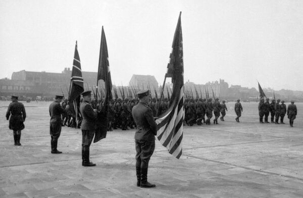Представители союзного командования на Темпельгофском аэродроме в Берлине, 1945 год - Sputnik Южная Осетия